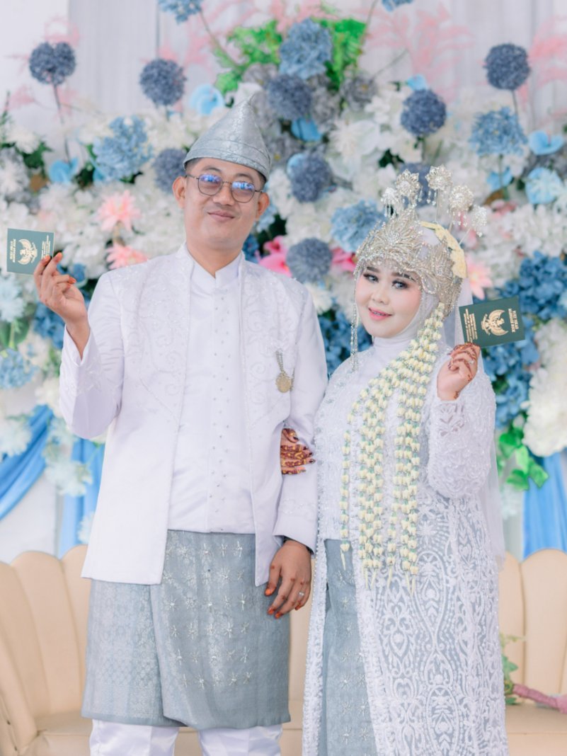 Fadlan dan Nadhira berjalan di tengah taburan kelopak bunga